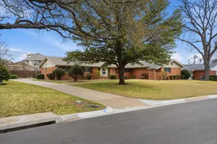 4101 Plantation Dr, Benbrook, TX 76116 - Photo 3