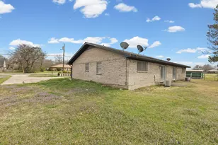 706 S Manson St, Wolfe City, TX 75496 - Photo 33