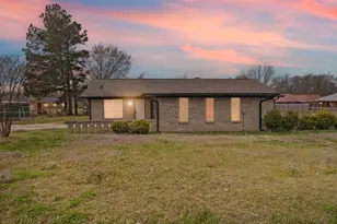 706 S Manson St, Wolfe City, TX 75496 - Photo 29