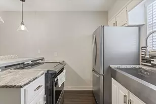 1368 S 12th St, Waco, TX 76706 - Photo 9