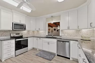 623 S Harbor Court, Granbury, TX 76048 - Photo 9