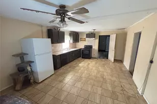 822 N Robinson St, Cleburne, TX 76031 - Photo 11