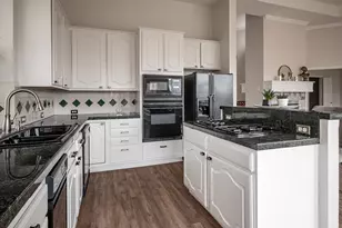 7712 Lakecrest Cir, Irving, TX 75063 - Photo 11