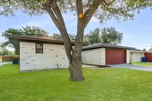 1713 Sam Houston Dr, Garland, TX 75042 - Photo 37