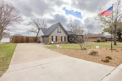 1301 N Saint Charles Avenue, Pilot Point, TX 76258 - Photo 3