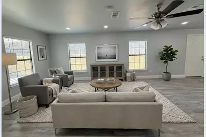 847 E Powell Avenue, Fort Worth, TX 76104 - Photo 3