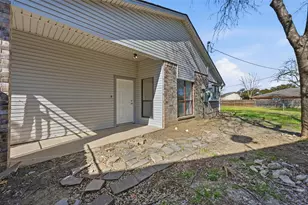 6301 Meadowglen Dr, Arlington, TX 76018 - Photo 21