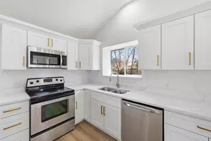 6301 Meadowglen Dr, Arlington, TX 76018 - Photo 9