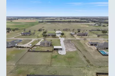 275 N Quail Run Drive, West, TX 76691 - Photo 3