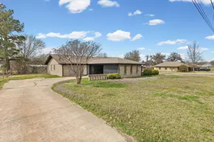 704 S Manson St, Wolfe City, TX 75496 - Photo 29
