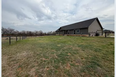 1035 Northern Oaks Court, Springtown, TX 76082 - Photo 15