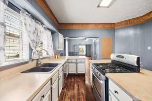 410 S Preston St, Wolfe City, TX 75496 - Photo 15