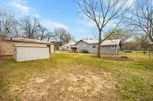 410 S Preston St, Wolfe City, TX 75496 - Photo 29