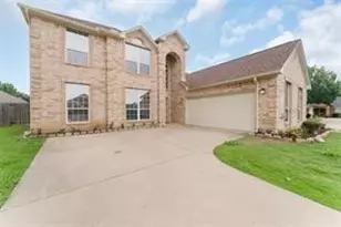 2708 Lake Country Dr, Grand Prairie, TX 75052 - Photo 3
