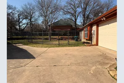 8805 Rolling Springs Court, Fort Worth, TX 76120 - Photo 17
