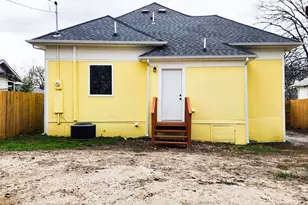 1532 E Myrtle St, Fort Worth, TX 76104 - Photo 11