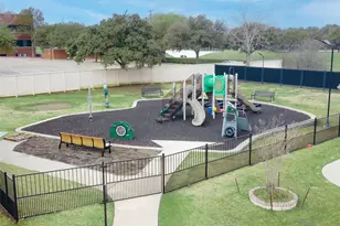 9916 Hennings St, Irving, TX 75063 - Photo 31