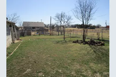 106 E Magnolia Avenue, Electra, TX 76360 - Photo 9