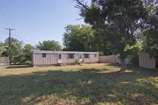 730 Indiana St, Graham, TX 76450 - Photo 23