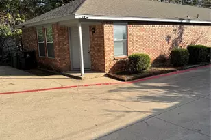 521 Oakwood Ln, Arlington, TX 76012 - Photo 1