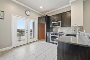 722 E 1st St, Fort Worth, TX 76102 - Photo 7