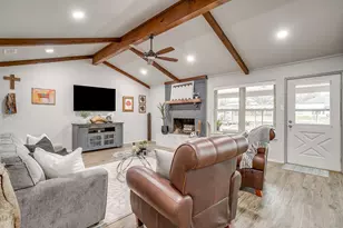 306 Tahiti Dr, Granbury, TX 76048 - Photo 9