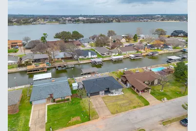 306 Tahiti Drive, Granbury, TX 76048 - Photo 5