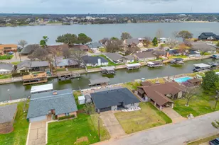 306 Tahiti Dr, Granbury, TX 76048 - Photo 5