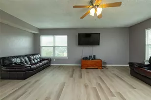 522 Royal Valley Rd, Grand Prairie, TX 75052 - Photo 5