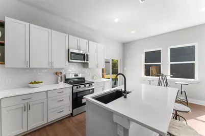 612 1/2 N Robinson Street, Cleburne, TX 76031 - Photo 9