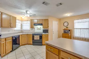 625 Creekview Dr, Burleson, TX 76028 - Photo 19