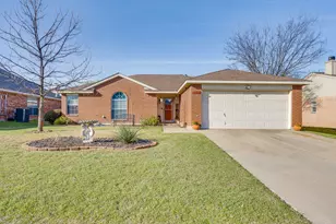 625 Creekview Dr, Burleson, TX 76028 - Photo 1