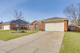 625 Creekview Dr, Burleson, TX 76028 - Photo 3