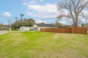 3829 Lands End Ct, Granbury, TX 76048 - Photo 3