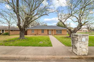 422 Brookview Dr, DeSoto, TX 75115 - Photo 1