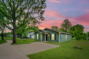 921 W 9th St, Bonham, TX 75418 - Photo 1