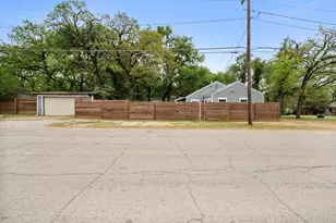 2020 Bluebonnet Dr, Fort Worth, TX 76111 - Photo 3