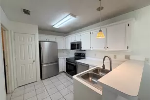 805 Hillbrooke Dr, Arlington, TX 76001 - Photo 3