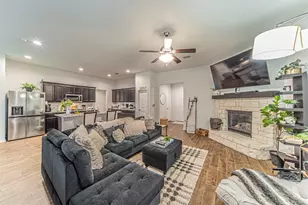 1338 Winding Hollow Dr, Grand Prairie, TX 75052 - Photo 5