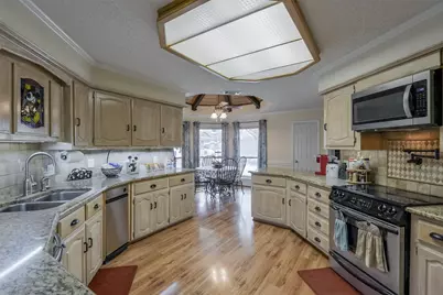 813 Shady Creek Drive, Kennedale, TX 76060 - Photo 11