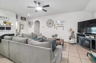 220 Chesterfield Cir, Waxahachie, TX 75165 - Photo 5