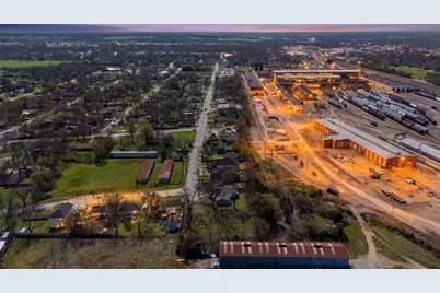 1609 N Brazos Avenue, Cleburne, TX 76031 - Photo 1