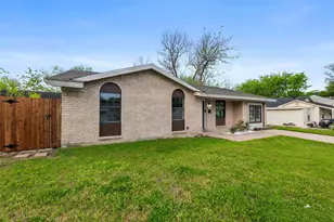 2605 Laurel St, Grand Prairie, TX 75050 - Photo 3