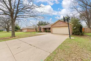 605 Dakota Dr, Joshua, TX 76058 - Photo 3