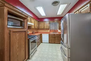 508 S Pedigo St, Pilot Point, TX 76258 - Photo 9