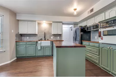 901 Rockwall Drive, Euless, TX 76039 - Photo 9