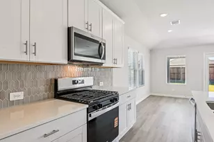 404 Castle Rd, Sherman, TX 75092 - Photo 5