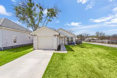 300 Lipscomb Street, Cleburne, TX 76031 - Photo 1