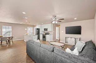 300 Lipscomb St, Cleburne, TX 76031 - Photo 7