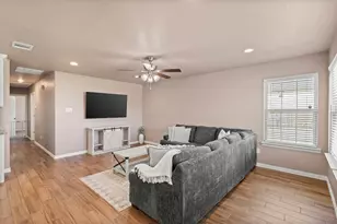 300 Lipscomb St, Cleburne, TX 76031 - Photo 3